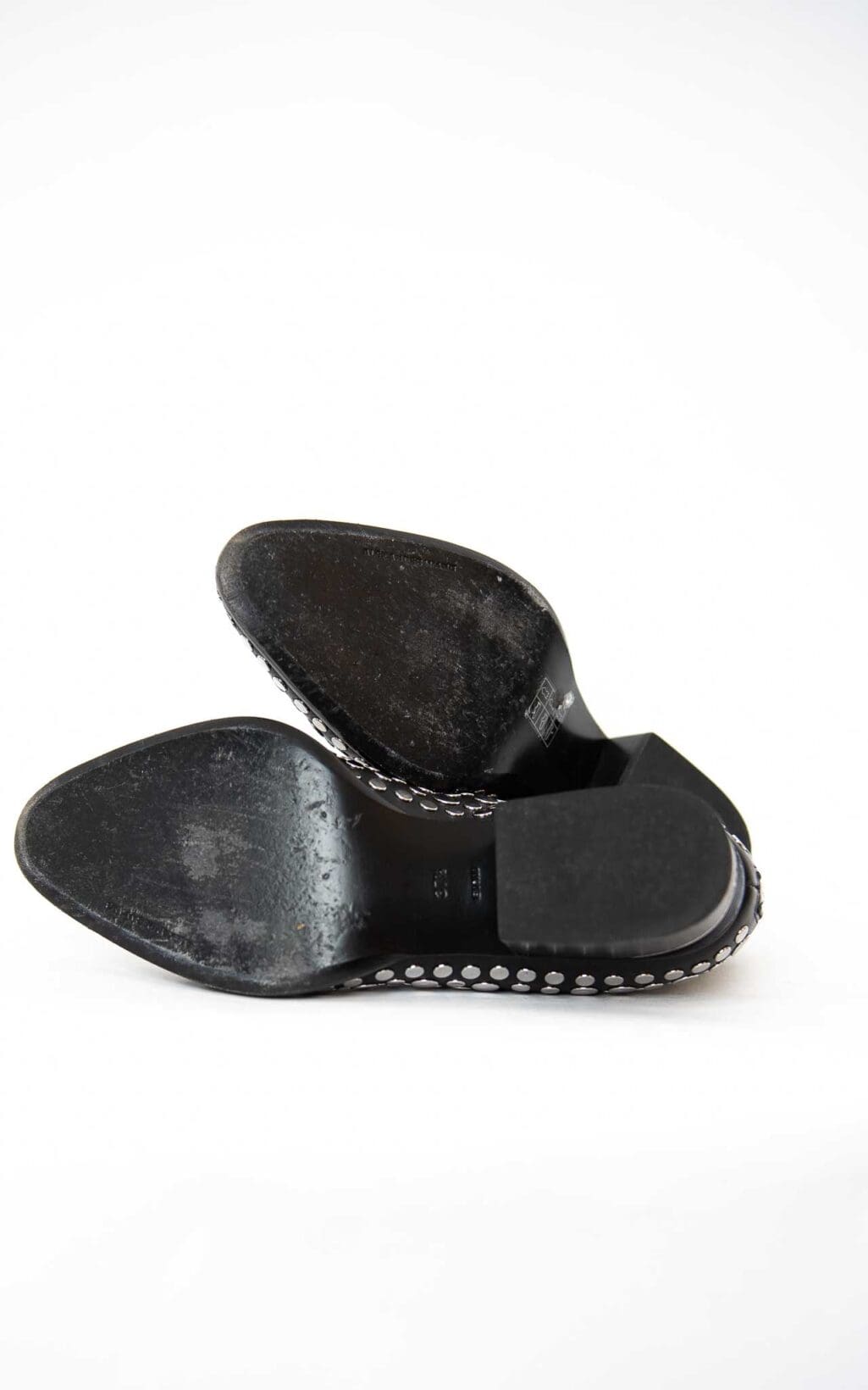 Alexander Wang Kori Studded Boots in Schwarz mit silbernen Nieten und charakteristischem Cut-Out-Absatz. Edgy, urban und luxuri&ouml;s &ndash; ein Statement-Piece f&uuml;r jeden Look.