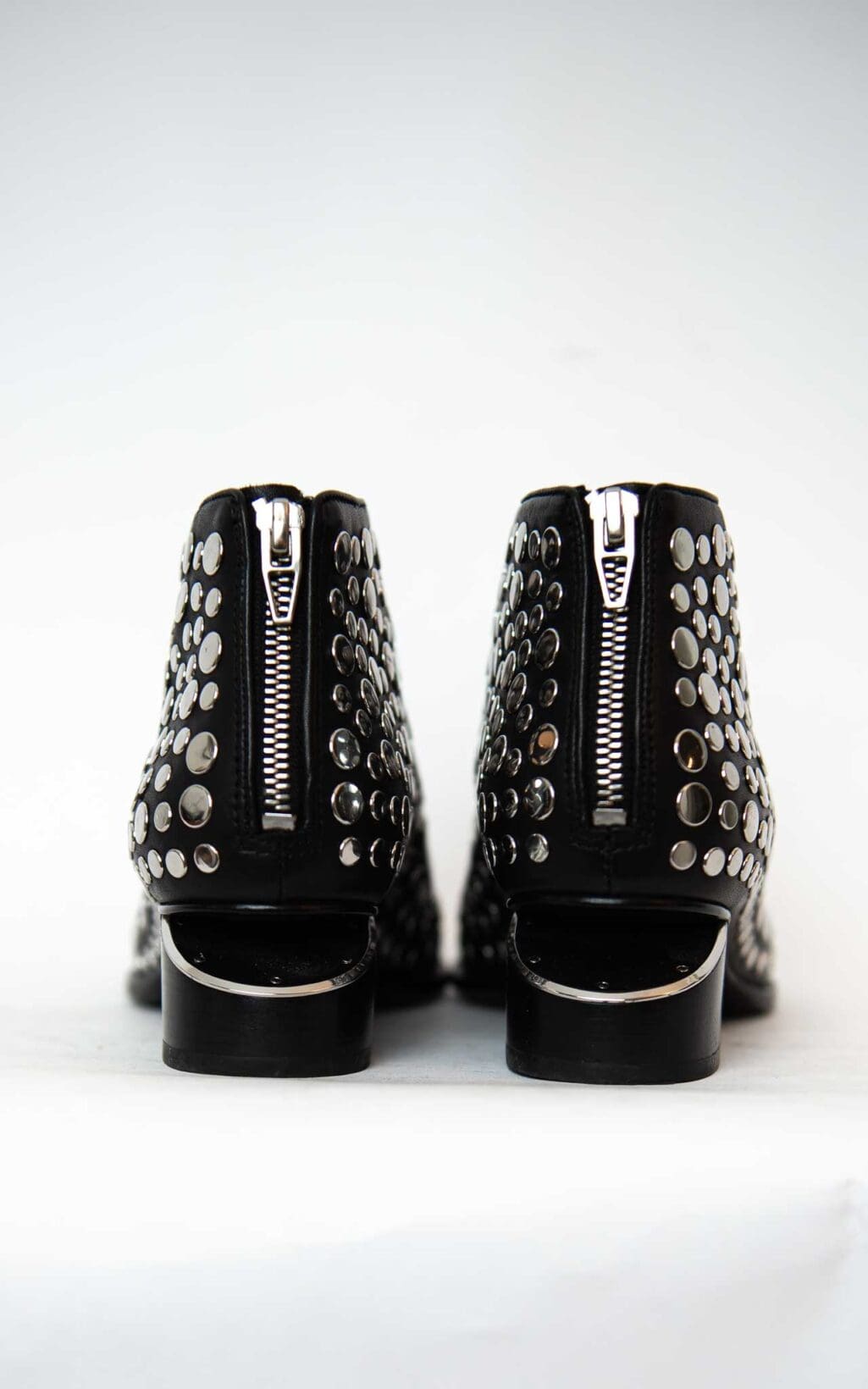 Alexander Wang Kori Studded Boots in Schwarz mit silbernen Nieten und charakteristischem Cut-Out-Absatz. Edgy, urban und luxuri&ouml;s &ndash; ein Statement-Piece f&uuml;r jeden Look.