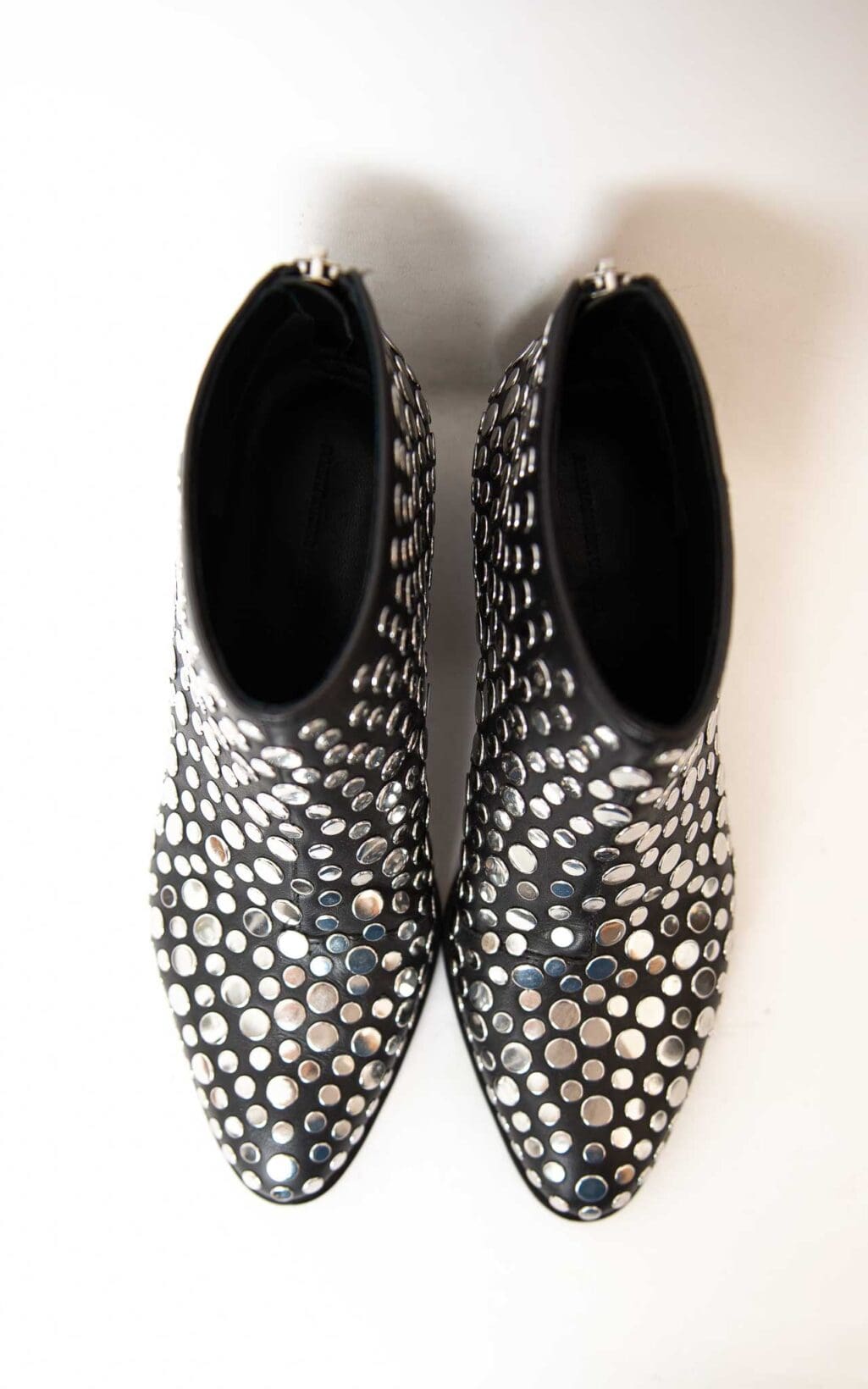 Alexander Wang Kori Studded Boots in Schwarz mit silbernen Nieten und charakteristischem Cut-Out-Absatz. Edgy, urban und luxuri&ouml;s &ndash; ein Statement-Piece f&uuml;r jeden Look.