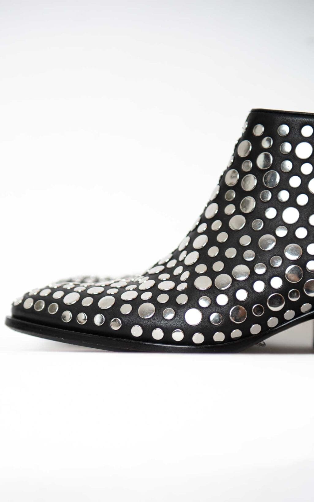 Alexander Wang Kori Studded Boots in Schwarz mit silbernen Nieten und charakteristischem Cut-Out-Absatz. Edgy, urban und luxuri&ouml;s &ndash; ein Statement-Piece f&uuml;r jeden Look.