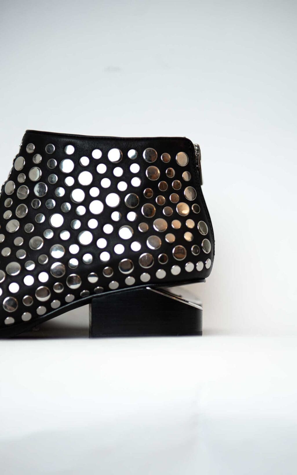 Alexander Wang Kori Studded Boots in Schwarz mit silbernen Nieten und charakteristischem Cut-Out-Absatz. Edgy, urban und luxuri&ouml;s &ndash; ein Statement-Piece f&uuml;r jeden Look.