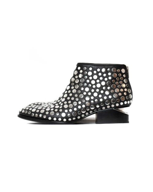 ALEXANDERWANGSHOES-7 Alexander Wang Kori Studded Boots in Schwarz mit silbernen Nieten und charakteristischem Cut-Out-Absatz. Edgy, urban und luxuriös – ein Statement-Piece für jeden Look.