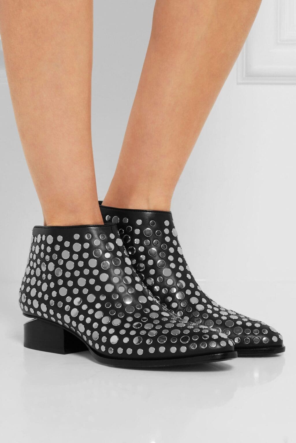 Alexander Wang Kori Studded Boots in Schwarz mit silbernen Nieten und charakteristischem Cut-Out-Absatz. Edgy, urban und luxuri&ouml;s &ndash; ein Statement-Piece f&uuml;r jeden Look.