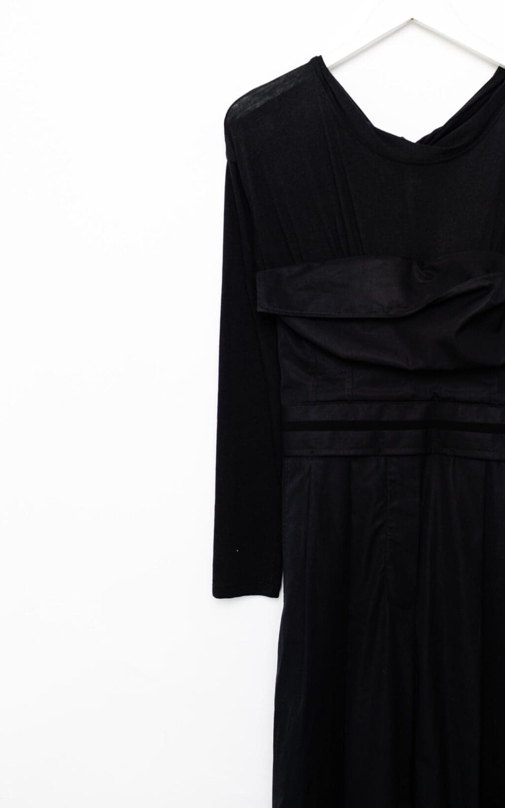 Alexander Wang Jumpsuit in Schwarz mit modernem Drapierungseffekt und langen &Auml;rmeln. Elegantes, edgy Design mit flie&szlig;endem Schnitt &ndash; ein stilvolles Statement-Piece f&uuml;r jeden Anlass.