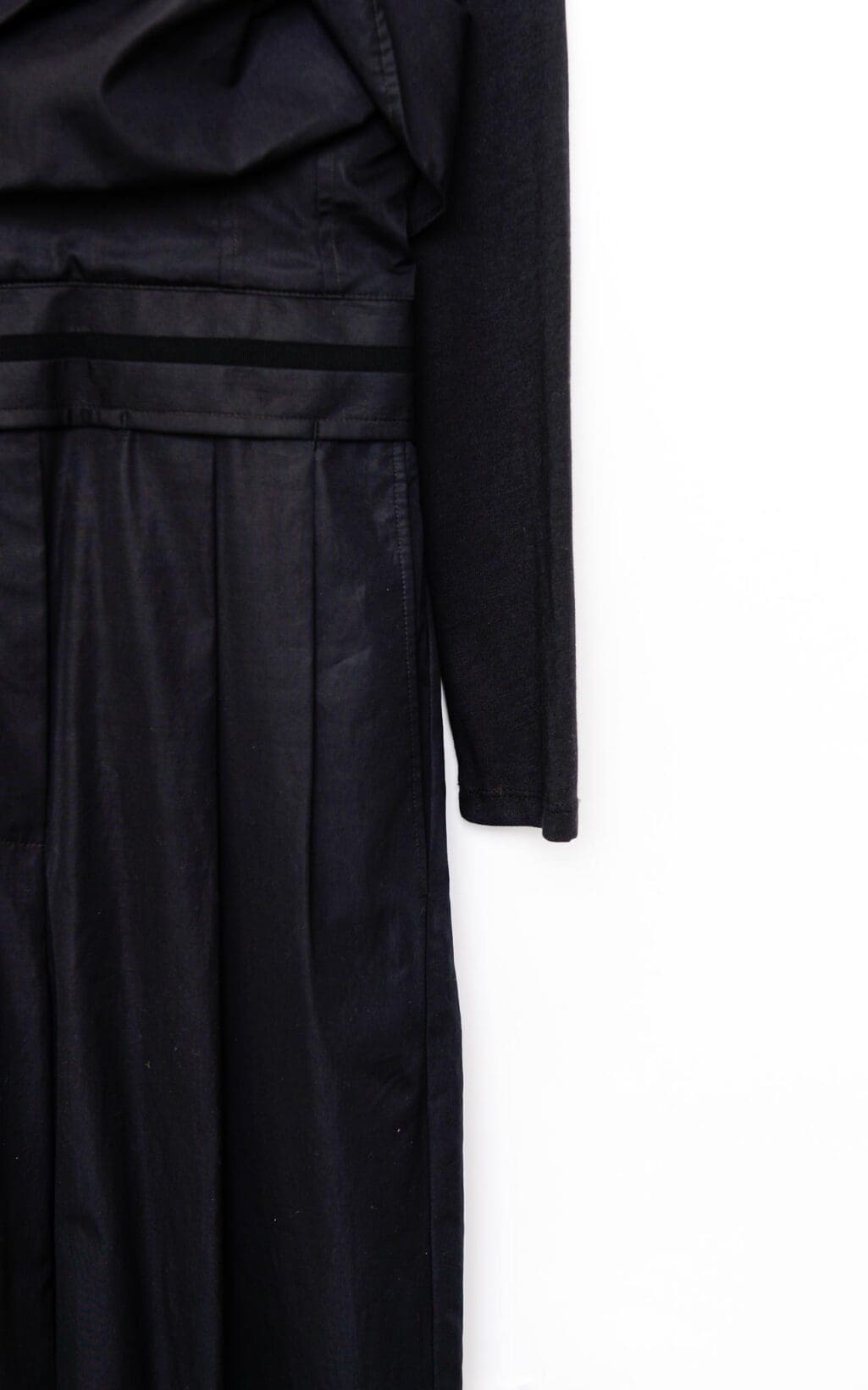 Alexander Wang Jumpsuit in Schwarz mit modernem Drapierungseffekt und langen &Auml;rmeln. Elegantes, edgy Design mit flie&szlig;endem Schnitt &ndash; ein stilvolles Statement-Piece f&uuml;r jeden Anlass.