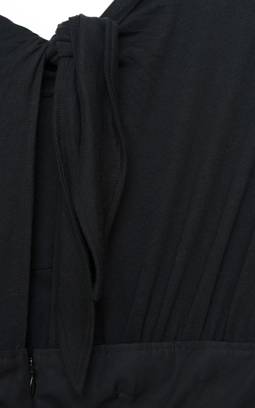 Alexander Wang Jumpsuit in Schwarz mit modernem Drapierungseffekt und langen &Auml;rmeln. Elegantes, edgy Design mit flie&szlig;endem Schnitt &ndash; ein stilvolles Statement-Piece f&uuml;r jeden Anlass.