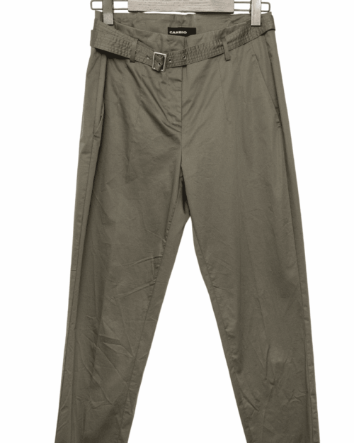 Die CAMBIO Hose – Gr. 38 hängt auf einem Holzbügel, verfügt über einen Gürtel mit metallischer Schnalle und eine leicht zerknitterte Optik, perfekt für die Freizeit. Die CAMBIO Hose – Gr. 38 hängt auf einem Holzbügel, verfügt über einen Gürtel mit metallischer Schnalle und eine leicht zerknitterte Optik, perfekt für die Freizeit.