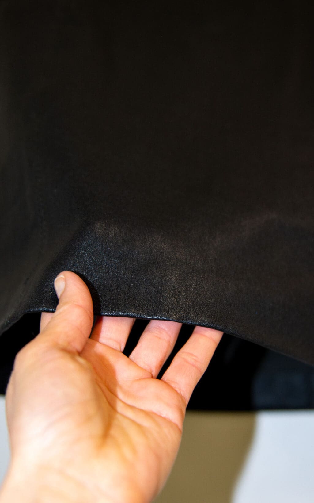 Kurzer Lederjupe aus schwarzem Echtleder von Selected Femme. Minimalistisches Design mit glattem Finish und schmalem Schnitt. Secondhand.