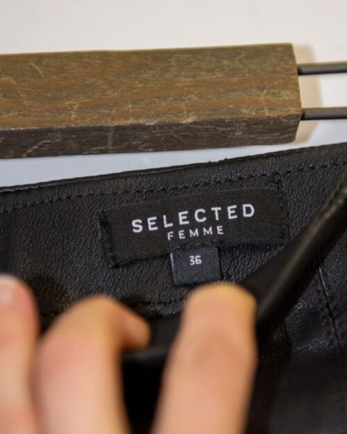 Kurzer Lederjupe aus schwarzem Echtleder von Selected Femme. Minimalistisches Design mit glattem Finish und schmalem Schnitt. Secondhand.