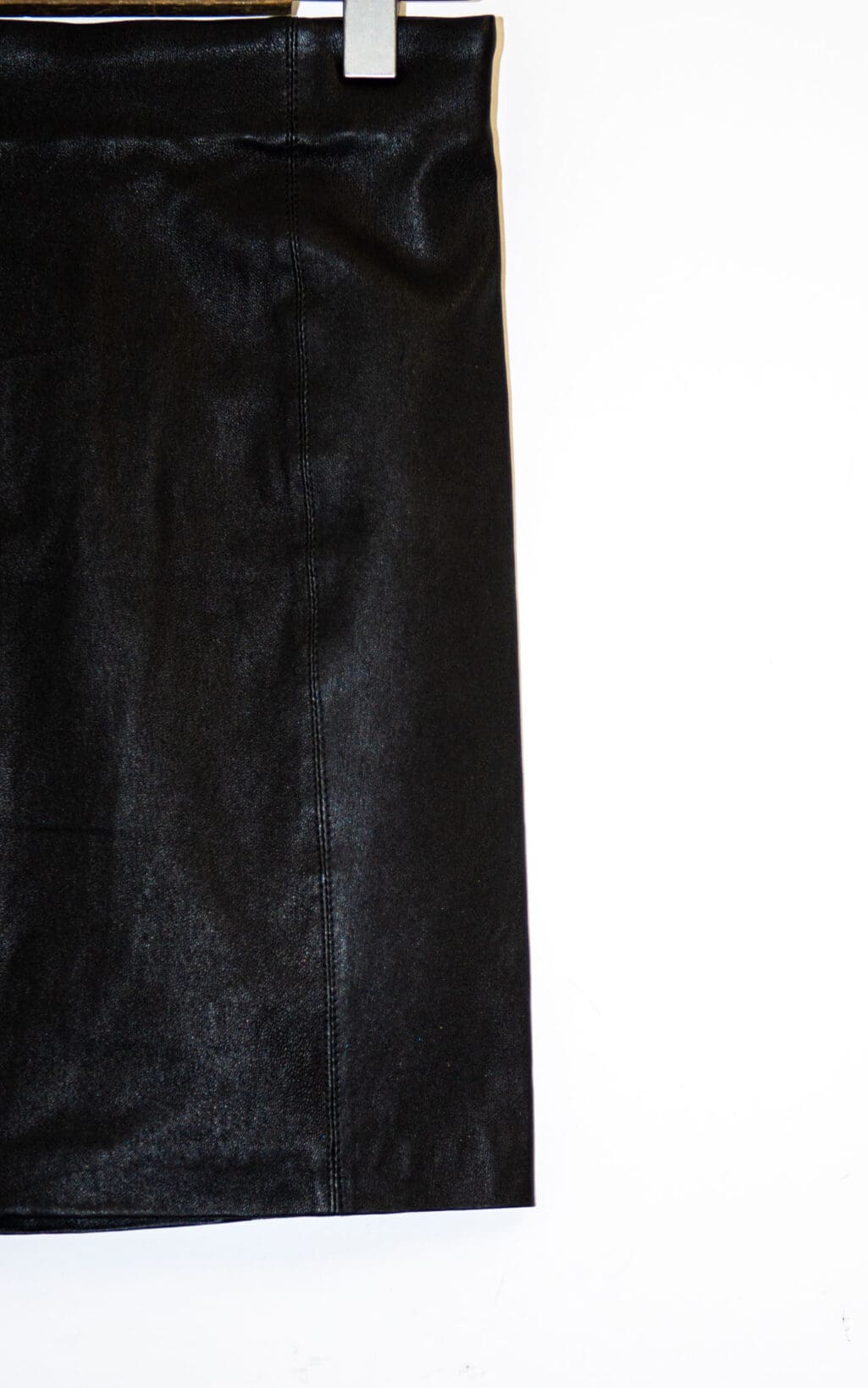 Kurzer Lederjupe aus schwarzem Echtleder von Selected Femme. Minimalistisches Design mit glattem Finish und schmalem Schnitt. Secondhand.