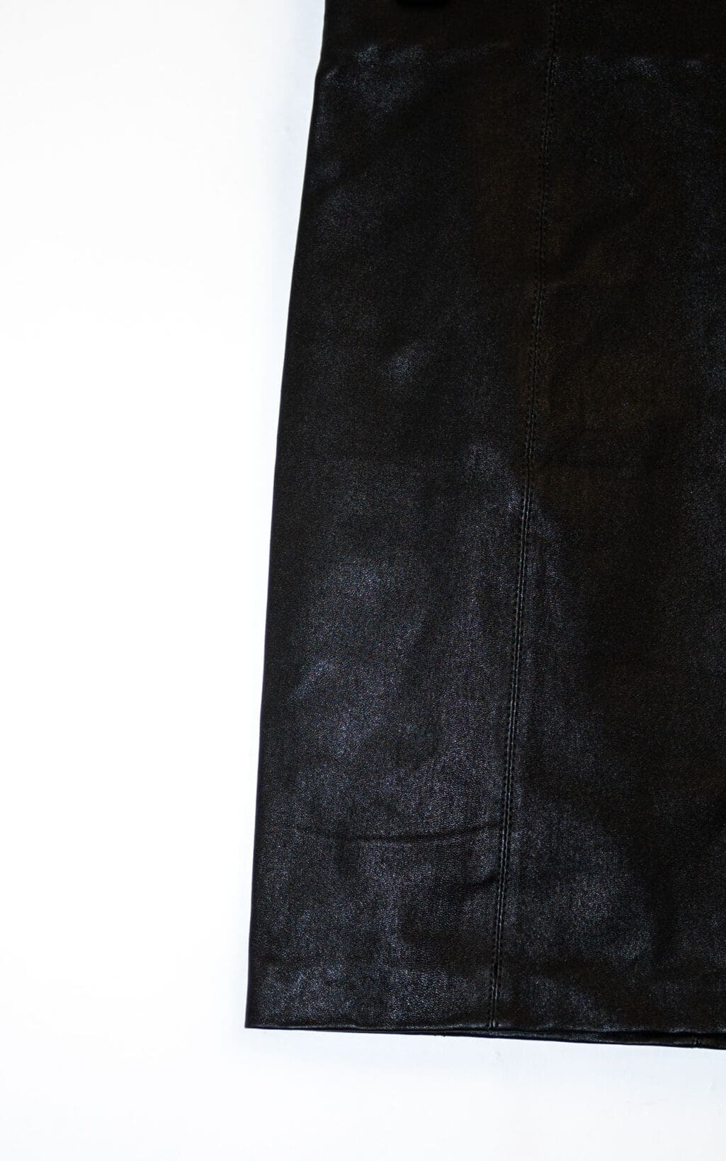 Kurzer Lederjupe aus schwarzem Echtleder von Selected Femme. Minimalistisches Design mit glattem Finish und schmalem Schnitt. Secondhand.