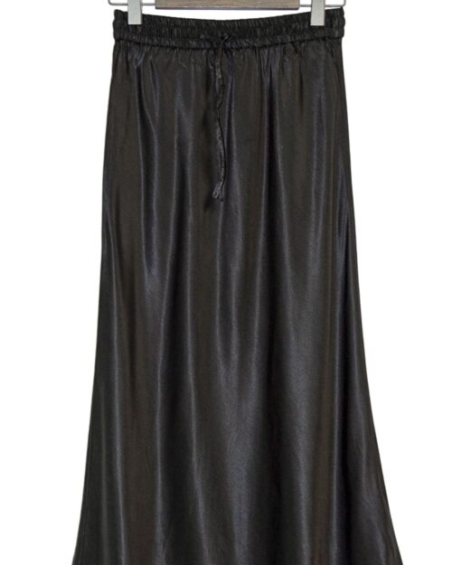 Closed Secondhand Rock in Schwarz – Eleganter Midirock mit fließendem Schnitt und Satin-Finish. Hochwertige Designer-Mode nachhaltig shoppen.