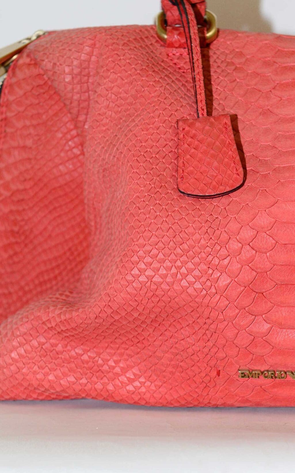 Coral farbene Secondhand Handtasche von Emporio Armani aus Leder mit Schlangenpr&auml;gung und goldenen Details