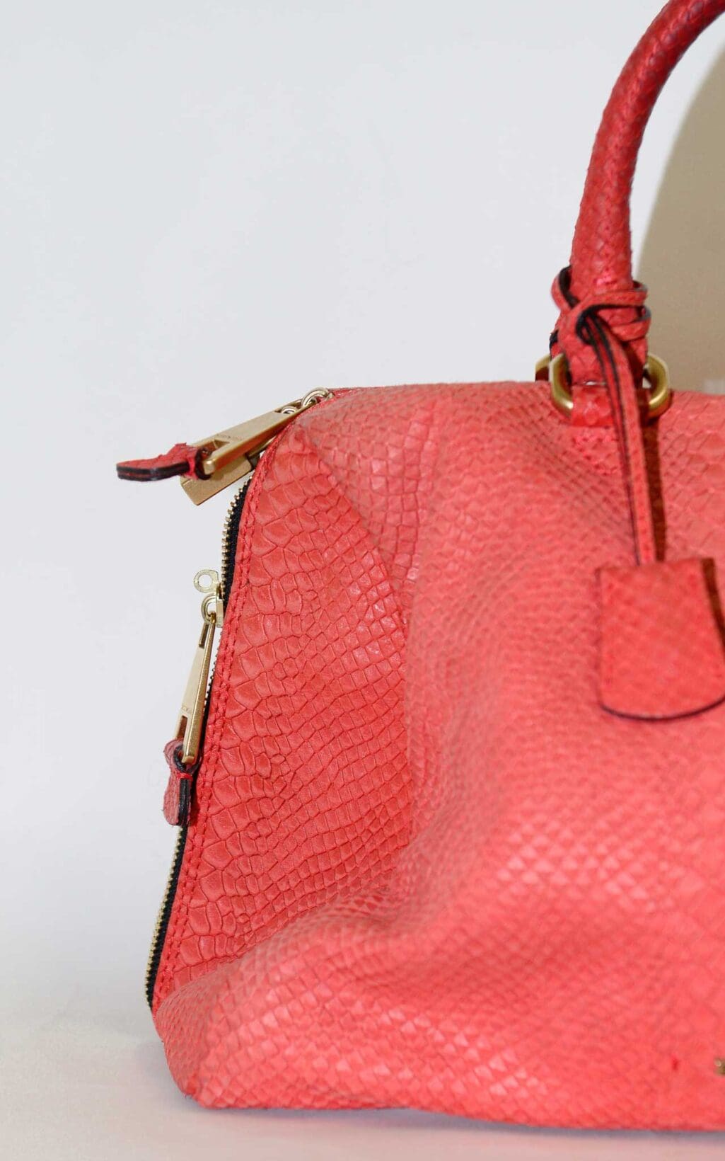 Coral farbene Secondhand Handtasche von Emporio Armani aus Leder mit Schlangenpr&auml;gung und goldenen Details