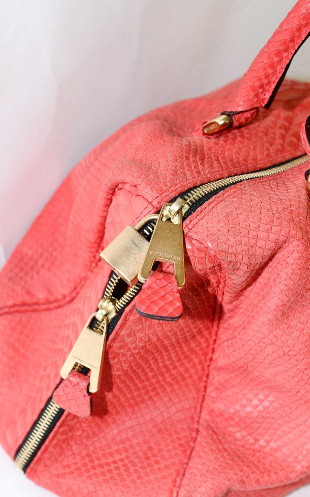 Coral farbene Secondhand Handtasche von Emporio Armani aus Leder mit Schlangenpr&auml;gung und goldenen Details