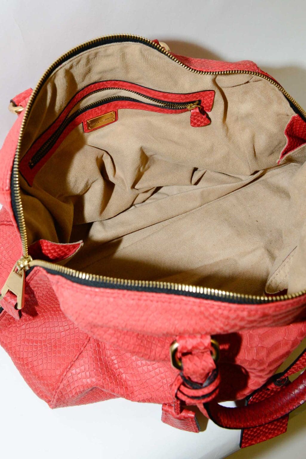 Coral farbene Secondhand Handtasche von Emporio Armani aus Leder mit Schlangenpr&auml;gung und goldenen Details