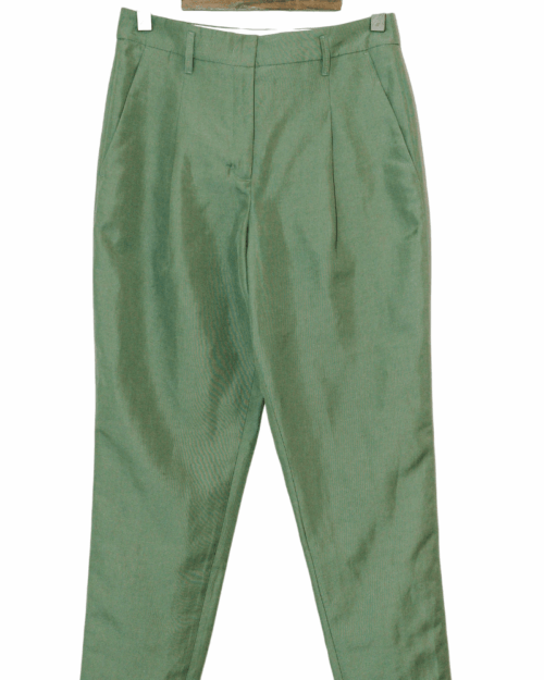 Hochwertige Secondhand-Hose in Salbeigr&uuml;n der Marke Dorothee Schumacher. Die Hose hat eine schmale, leicht verk&uuml;rzte Passform mit B&uuml;gelfalten, seitlichen Eingrifftaschen und G&uuml;rtelschlaufen.