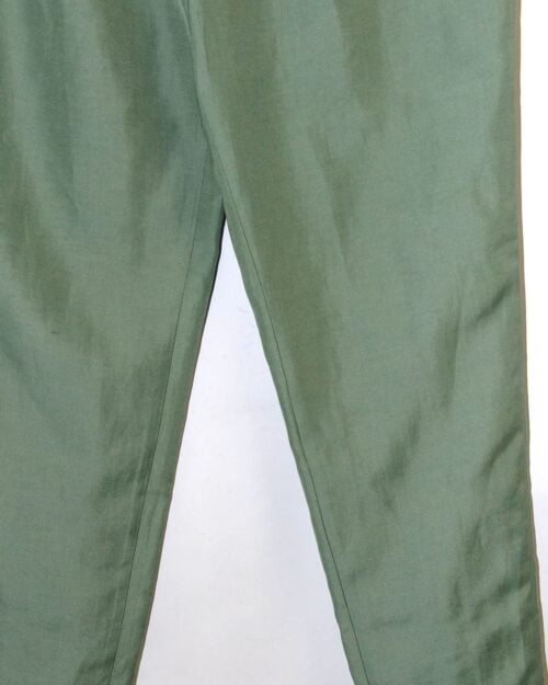 Hochwertige Secondhand-Hose in Salbeigr&uuml;n der Marke Dorothee Schumacher. Die Hose hat eine schmale, leicht verk&uuml;rzte Passform mit B&uuml;gelfalten, seitlichen Eingrifftaschen und G&uuml;rtelschlaufen.