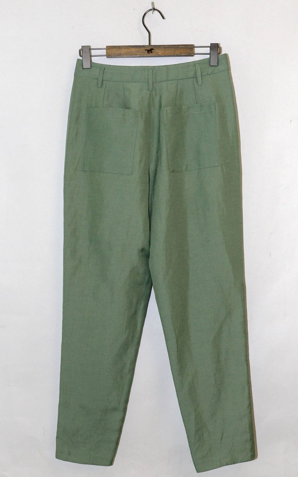 Hochwertige Secondhand-Hose in Salbeigr&uuml;n der Marke Dorothee Schumacher. Die Hose hat eine schmale, leicht verk&uuml;rzte Passform mit B&uuml;gelfalten, seitlichen Eingrifftaschen und G&uuml;rtelschlaufen.