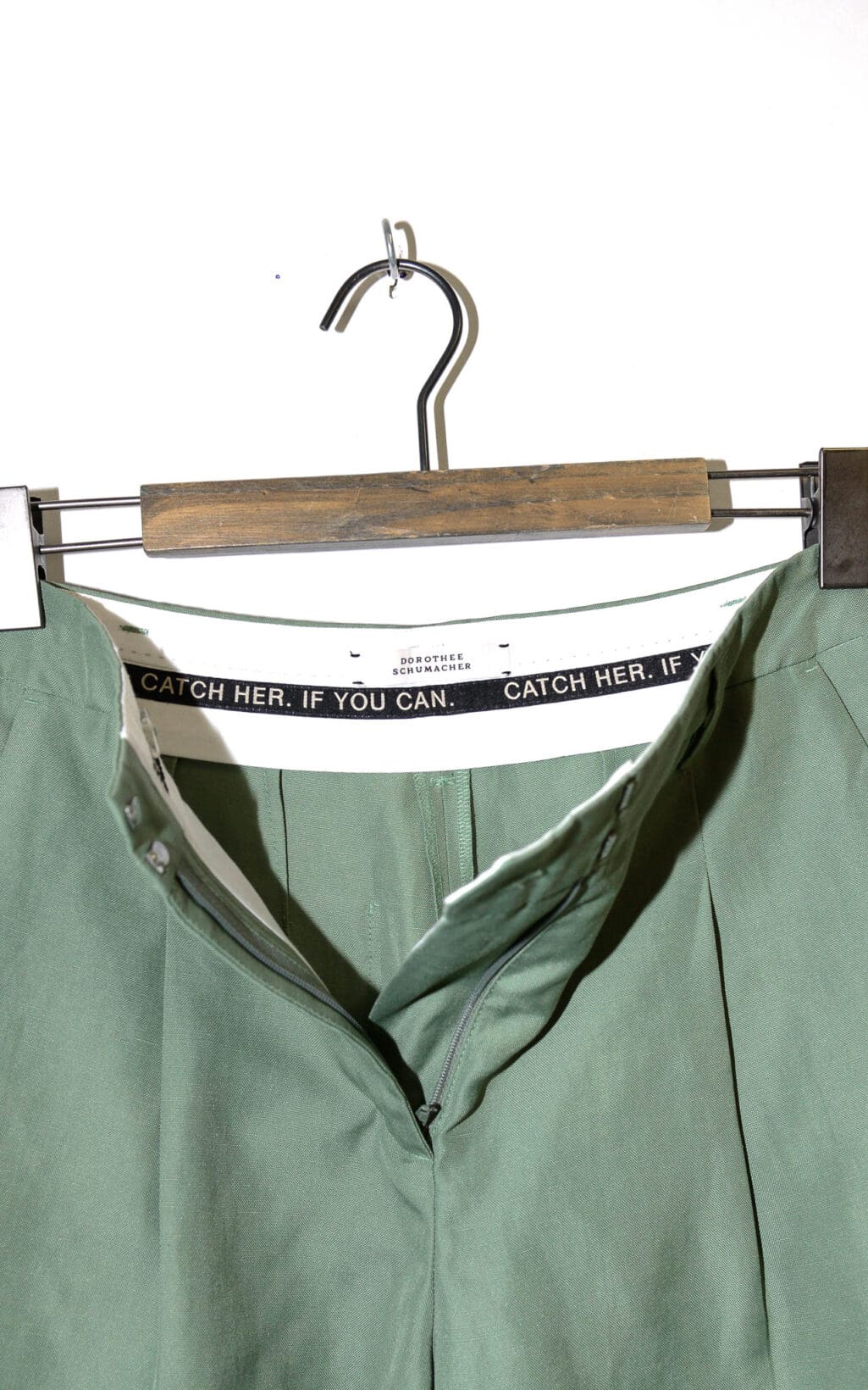 Hochwertige Secondhand-Hose in Salbeigr&uuml;n der Marke Dorothee Schumacher. Die Hose hat eine schmale, leicht verk&uuml;rzte Passform mit B&uuml;gelfalten, seitlichen Eingrifftaschen und G&uuml;rtelschlaufen.