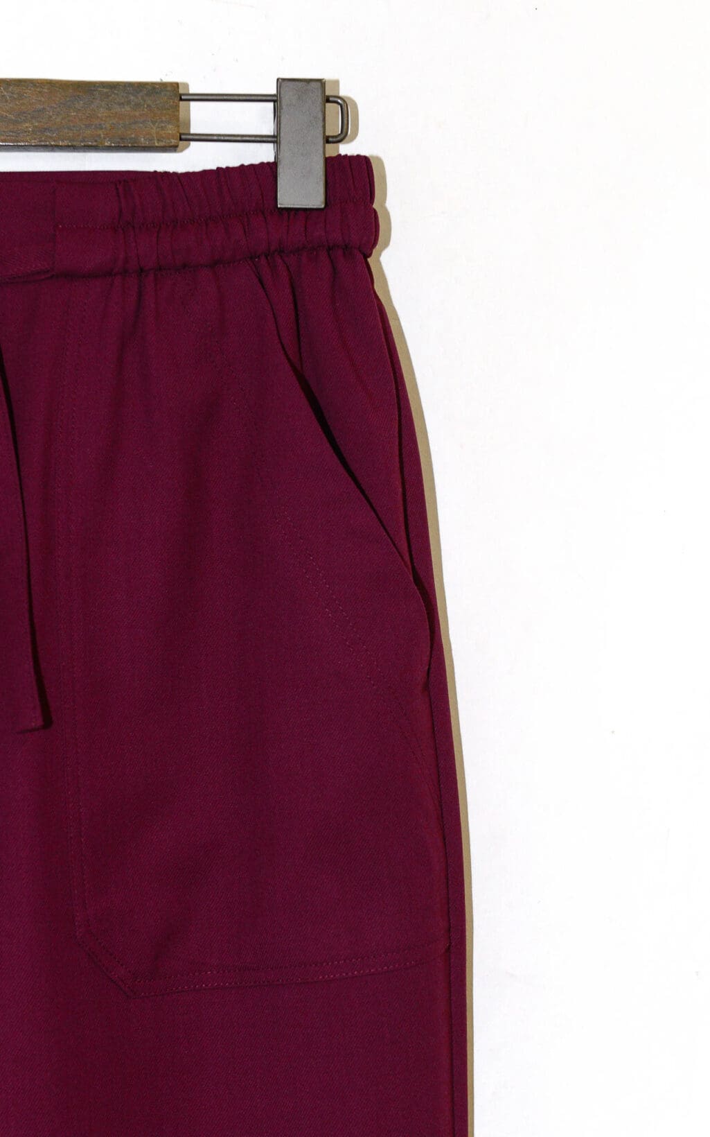 Bordeauxrote Secondhand-Hose der Marke Etro mit geradem Bein, elastischem Bund und Bindeg&uuml;rtel. Die Hose hat seitliche Eingrifftaschen und eine legere Passform aus Schurwolle.