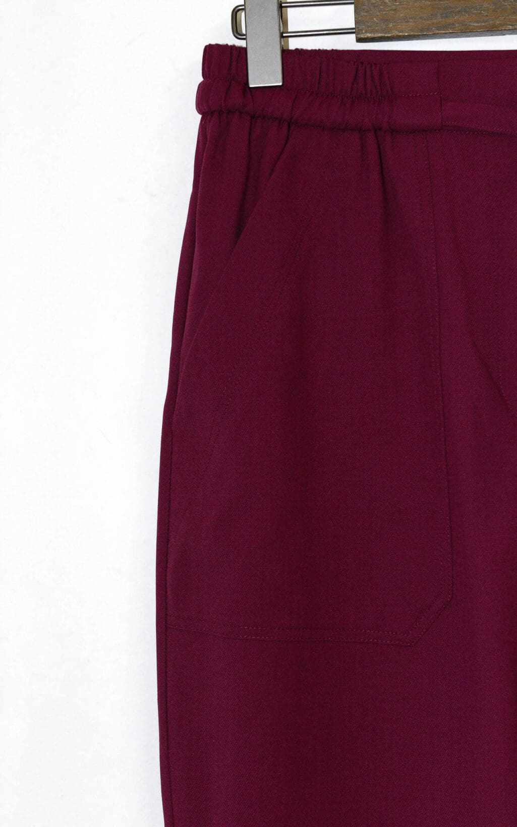 Bordeauxrote Secondhand-Hose der Marke Etro mit geradem Bein, elastischem Bund und Bindeg&uuml;rtel. Die Hose hat seitliche Eingrifftaschen und eine legere Passform aus Schurwolle.