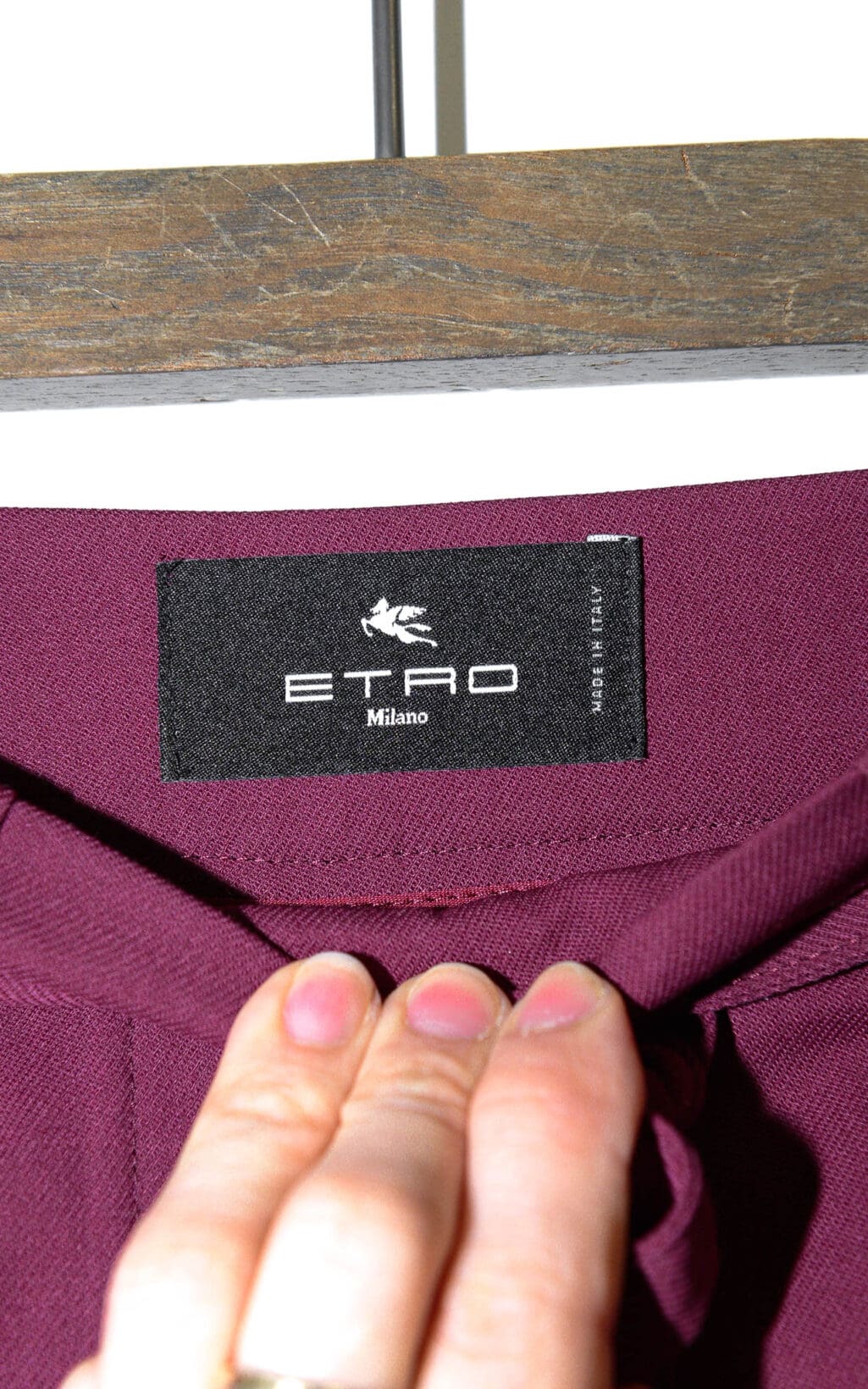 Bordeauxrote Secondhand-Hose der Marke Etro mit geradem Bein, elastischem Bund und Bindeg&uuml;rtel. Die Hose hat seitliche Eingrifftaschen und eine legere Passform aus Schurwolle.