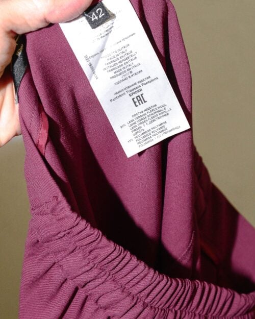 Bordeauxrote Secondhand-Hose der Marke Etro mit geradem Bein, elastischem Bund und Bindeg&uuml;rtel. Die Hose hat seitliche Eingrifftaschen und eine legere Passform aus Schurwolle.