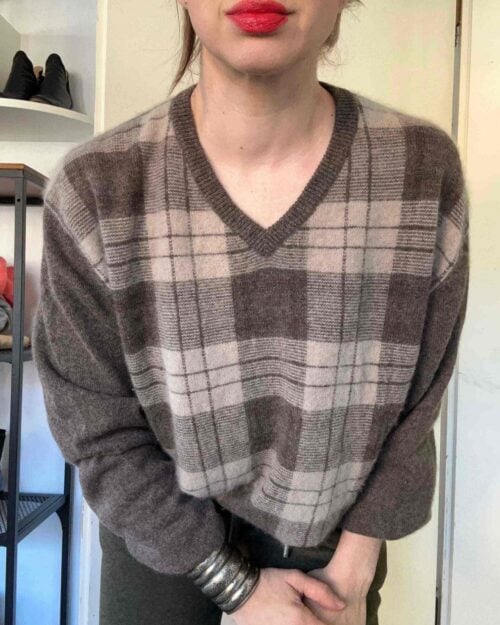 Secondhand Kaschmirpullover mit V-Ausschnitt in Braun- und Beiget&ouml;nen, kariertes Muster, locker geschnitten. Wird von einer h&uuml;bschen Frau mit roten Lippen getragen.