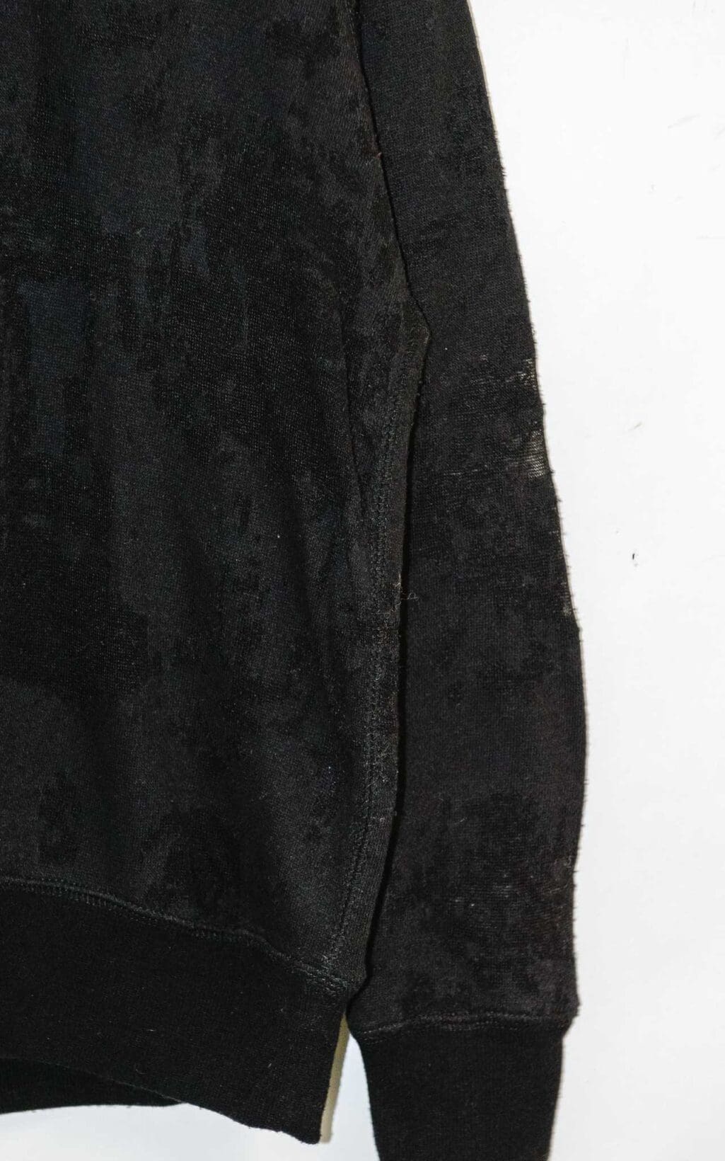 Schwarzer Secondhand-Pullover Nona von IRO mit leicht transparentem, samtigem Muster und l&auml;ssigem Schnitt. Stilvoll, modern und bequem.