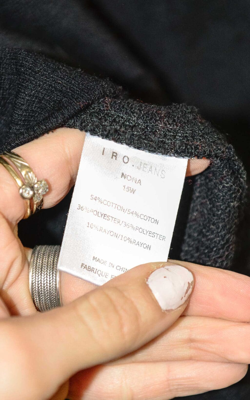 Schwarzer Secondhand-Pullover Nona von IRO mit leicht transparentem, samtigem Muster und l&auml;ssigem Schnitt. Stilvoll, modern und bequem.