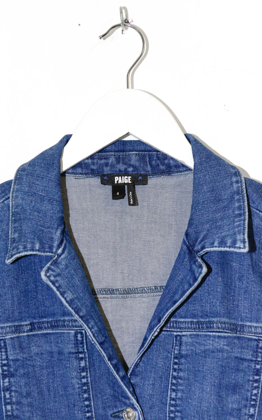 Stilvoller PAIGE Mayslie Denim Romper in klassischem blauen Denim. Dieser Jeans-Overall mit knopfbezogener Front, praktischen Taschen und einem Tailleng&uuml;rtel bietet eine perfekte Kombination aus Komfort und modernen Details &ndash; ideal f&uuml;r einen entspannten, aber trendigen Look.