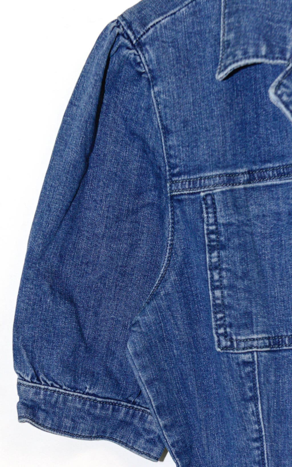 Stilvoller PAIGE Mayslie Denim Romper in klassischem blauen Denim. Dieser Jeans-Overall mit knopfbezogener Front, praktischen Taschen und einem Tailleng&uuml;rtel bietet eine perfekte Kombination aus Komfort und modernen Details &ndash; ideal f&uuml;r einen entspannten, aber trendigen Look.