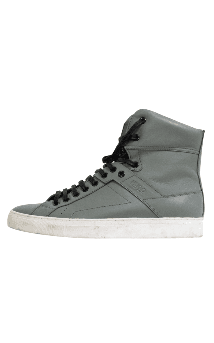 Grauer High-Top-Sneaker von BOSS aus Leder mit schwarzer Schnürung und weißer Sohle. Sportlich-elegantes Design für einen modernen Look.