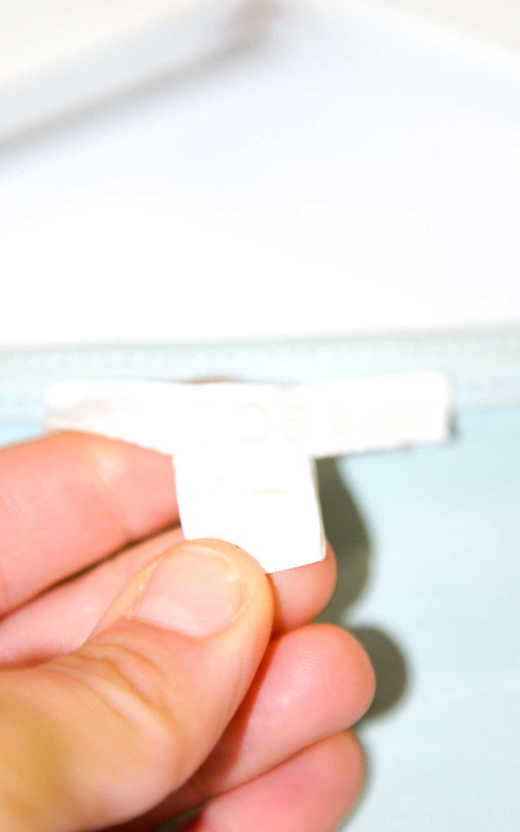 Hellblaues COS Damen-Top mit 3/4-&Auml;rmeln, asymmetrischem Lagen-Look und einer wei&szlig;en aufgesetzten Brusttasche. Hochwertiges Secondhand-Designer-Teil, verf&uuml;gbar auf Monkky.ch.