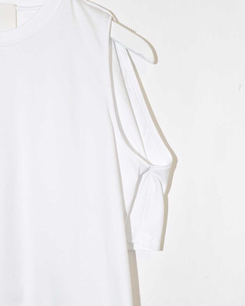 Weißes Designer-Shirt von Dion Lee mit Cut-Out-Schultern und Rundhalsausschnitt, auf einem weißen Kleiderbügel vor hellem Hintergrund präsentiert.