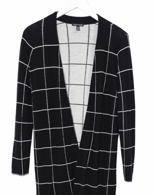 Schwarzer Eileen Fisher Cardigan mit wei&szlig;em Karomuster, offenes Design, zeitlose Secondhand-Mode.