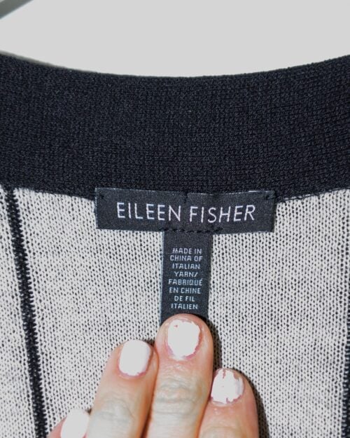 Schwarzer Eileen Fisher Cardigan mit wei&szlig;em Karomuster, offenes Design, zeitlose Secondhand-Mode.