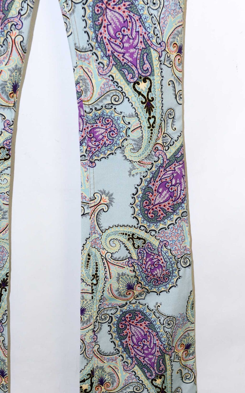 Secondhand-Designerhose der Marke Etro mit buntem Paisley-Muster in Lila, Schwarz und Pastellt&ouml;nen. Die Hose hat eine schmale Passform mit leicht ausgestelltem Bein und klassischem Five-Pocket-Design.