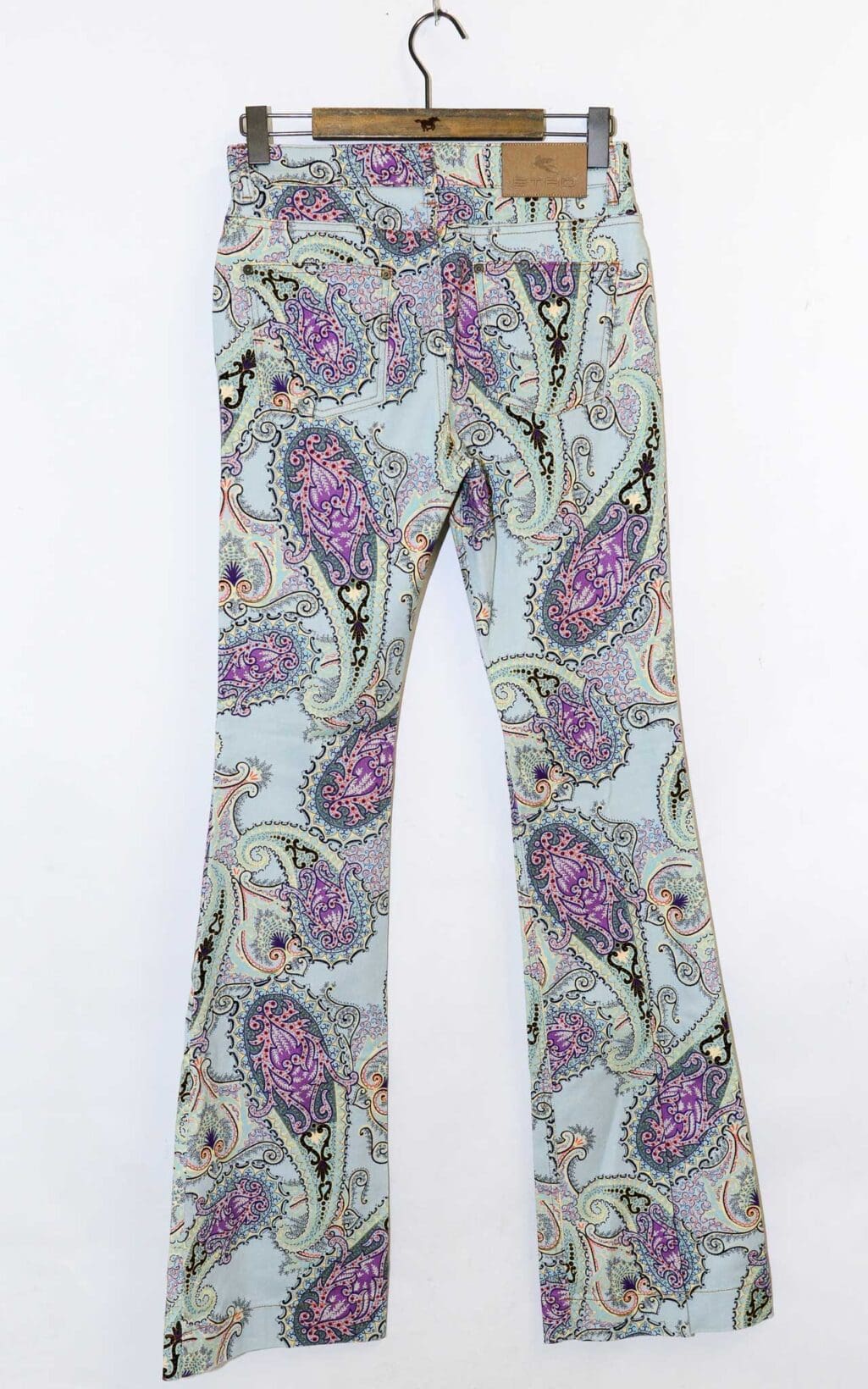 Secondhand-Designerhose der Marke Etro mit buntem Paisley-Muster in Lila, Schwarz und Pastellt&ouml;nen. Die Hose hat eine schmale Passform mit leicht ausgestelltem Bein und klassischem Five-Pocket-Design.