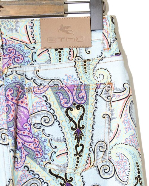 Secondhand-Designerhose der Marke Etro mit buntem Paisley-Muster in Lila, Schwarz und Pastelltönen. Die Hose hat eine schmale Passform mit leicht ausgestelltem Bein und klassischem Five-Pocket-Design.