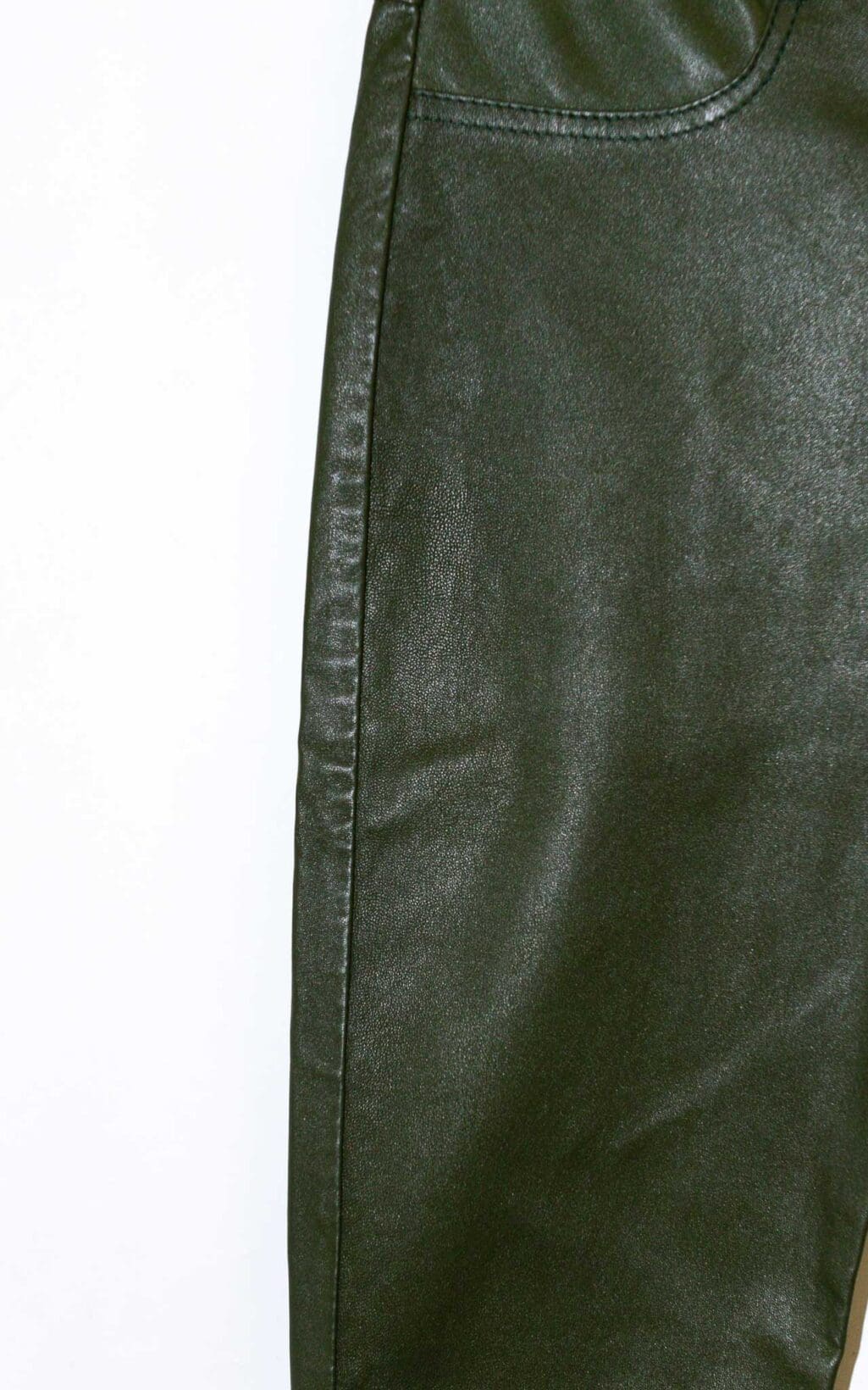 Olivgr&uuml;ne Secondhand-Lederhose der Marke Ibana, Modell Lucile. Die Hose hat eine schmale Passform mit leicht ausgestelltem Bein, klassische Five-Pocket-Optik und besteht aus weichem, leicht gl&auml;nzendem Leder.