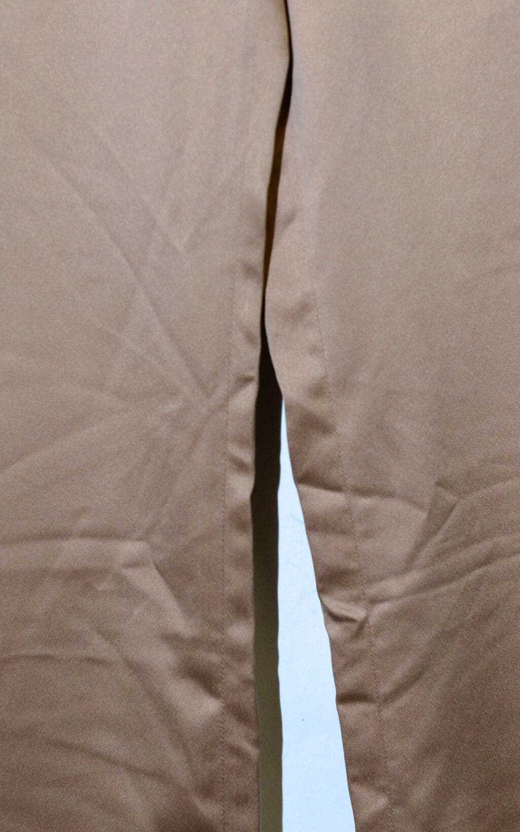 Beigefarbene Satin-Hose von Max Mara Leisure, locker geschnitten mit elastischem Bund, Secondhand Mode.