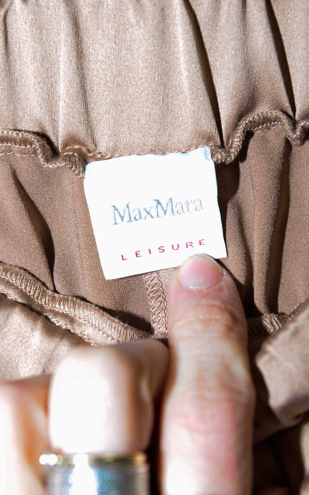 Beigefarbene Satin-Hose von Max Mara Leisure, locker geschnitten mit elastischem Bund, Secondhand Mode.