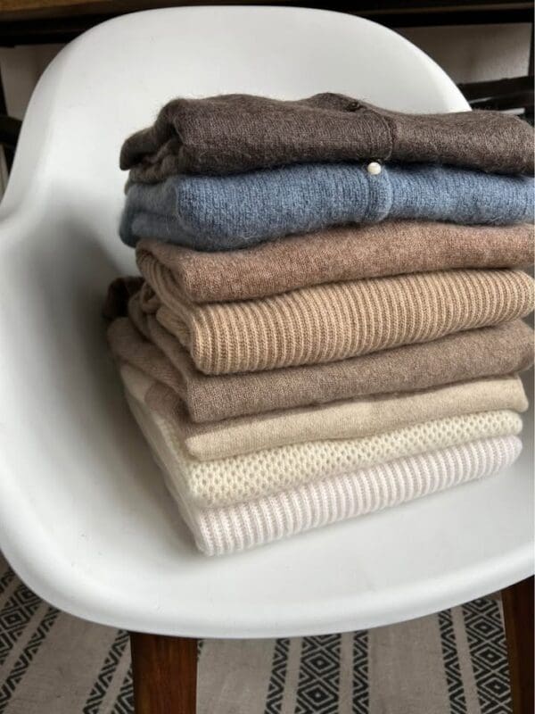 Gestapelte Secondhand-Kaschmirpullover in neutralen Farbt&ouml;nen, nachhaltige Luxusmode von Monkky.