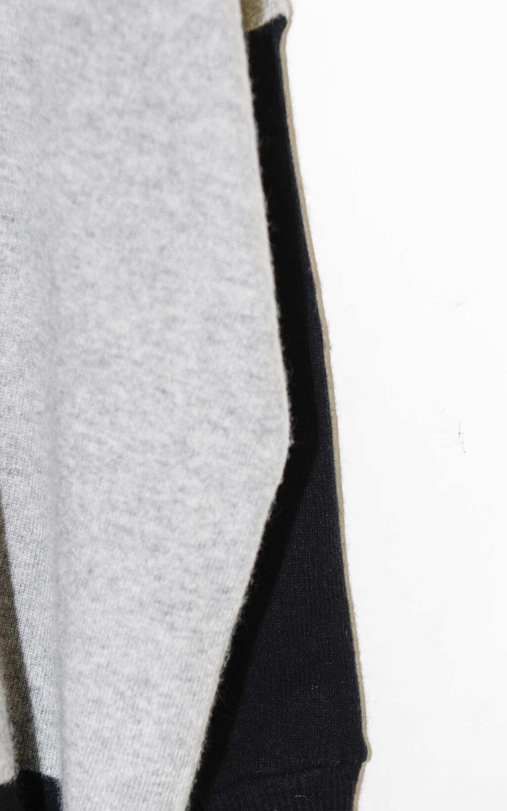 Philosophy Kaschmir-Pullover in Schwarz und Grau mit modernem geometrischem Muster. Weiches, luxuri&ouml;ses Material und entspannter Schnitt &ndash; ein stilvolles Secondhand-Designerst&uuml;ck.