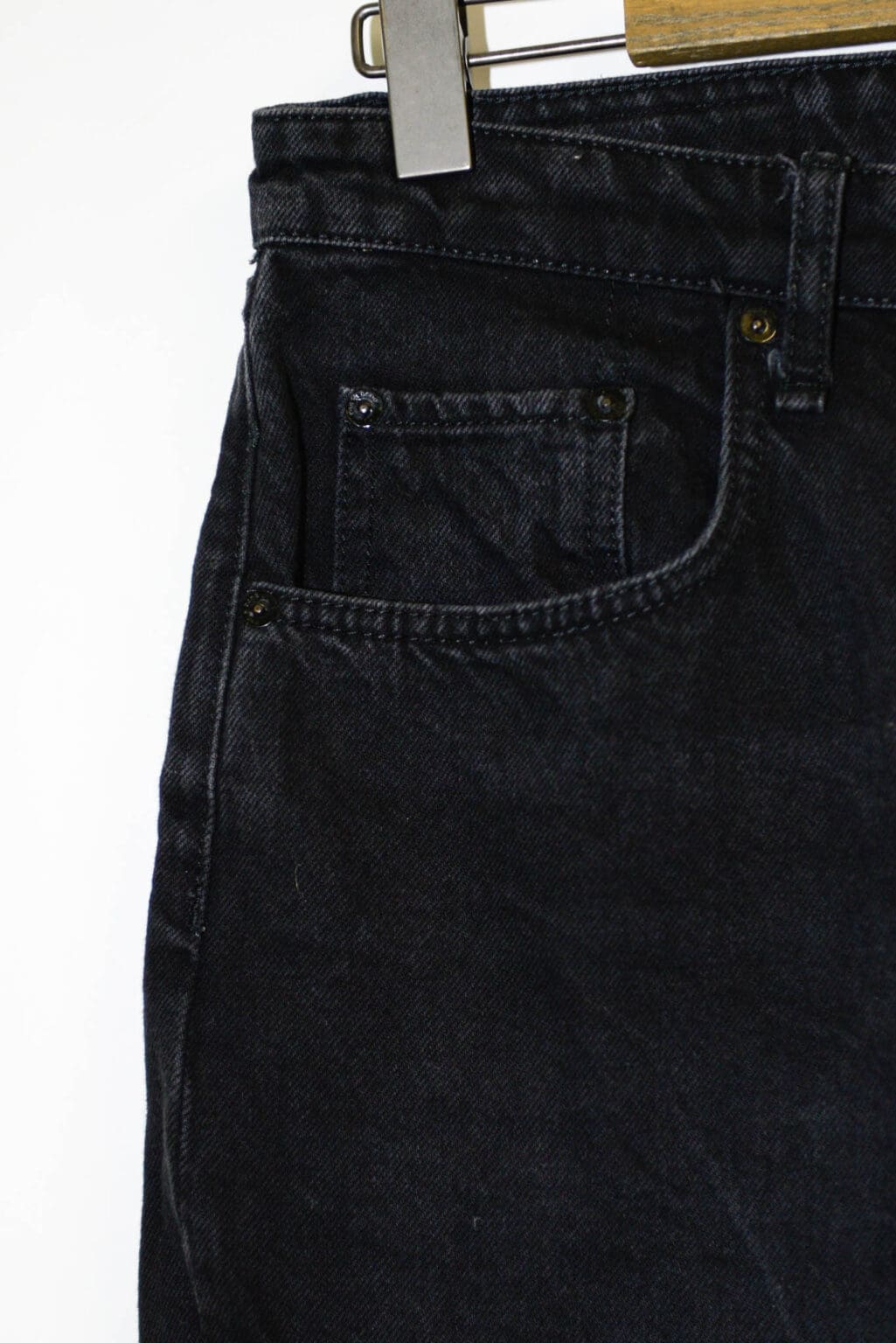 Schwarze Secondhand-Jeans von Rag & Bone, Modell Nina High-Rise, auf einem Holzkleiderb&uuml;gel.