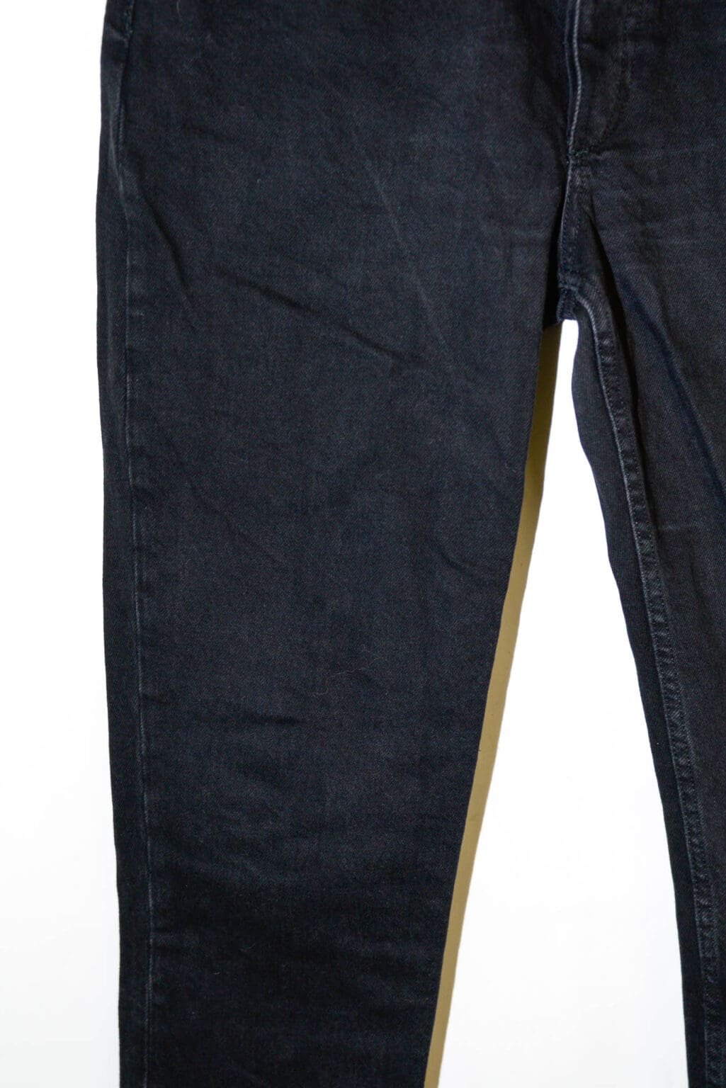 Schwarze Secondhand-Jeans von Rag & Bone, Modell Nina High-Rise, auf einem Holzkleiderb&uuml;gel.