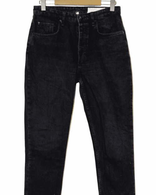 Schwarze Secondhand-Jeans von Rag & Bone, Modell Nina High-Rise, auf einem Holzkleiderb&uuml;gel.