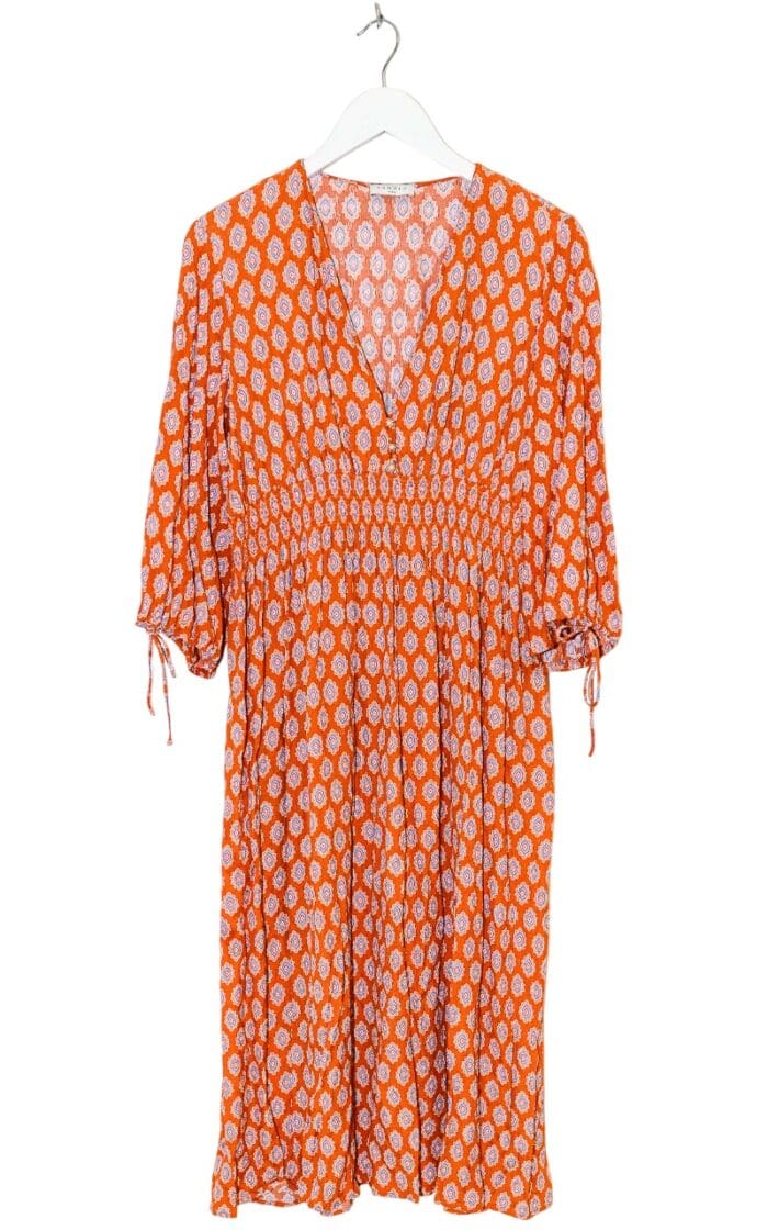 Sandro Paris Boho-Kleid in Orange mit weißem Muster. Luftiges Secondhand-Design mit V-Ausschnitt, geraffter Taille und verspielten Bindebändern an den Ärmeln.